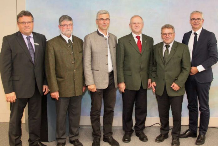 Landrat Dr. Christoph Schnaudigel verabschiedete im Beisein von Forstpräsident Meinrad Joos Amtsleiter Dr. Bernhard Peichl und seinen Stellvertreter Dr. Thomas Eichkorn und begrüßte als Nachfolger Martin Moosmayer (Bildmitte). Links auf dem Bild: Personalratsvorsitzender Armin Mezger. (Foto: Landratsamt Karlsruhe)