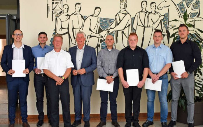 Oberbürgermeister Kissel (4.v. links) und Oliver Kehr vom Führungsdienst (3.v. links) freuen sich über den Zuwachs. (Foto: Stadtverwaltung Worms) Oberbürgermeister Kissel (4.v. links) und Oliver Kehr vom Führungsdienst (3.v. links) freuen sich über den Zuwachs. (Foto: Stadtverwaltung Worms)