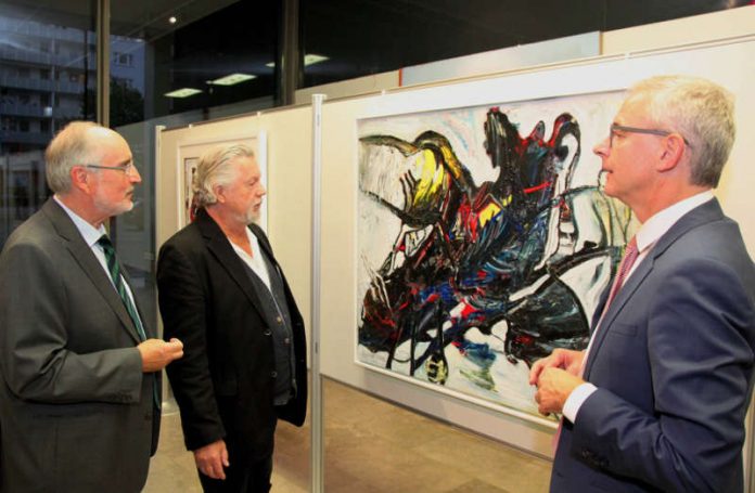 Landrat Dr. Christoph Schnaudigel, Dietmar Israel und Oberbürgermeister a.D. Klaus Demal beim Rundgang durch die Ausstellung. (Foto: Landratsamt Karlsruhe)