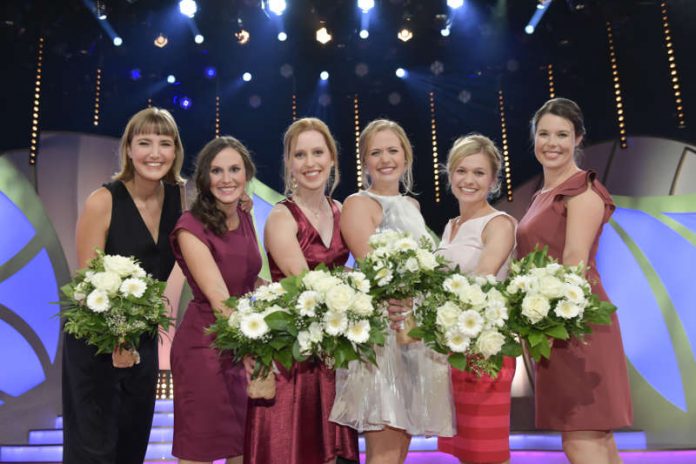 v.l.: Pauline Baumberger (Nahe), Inga Storck (Pfalz), Klara Zehnder (Franken), Tatjana Schmidt (Rheingau), Carolin Klöckner (Württemberg) und Franziska Aatz (Baden) stehen im Finale zur Wahl der 70. Deutschen Weinkönigin (Foto: DWI)