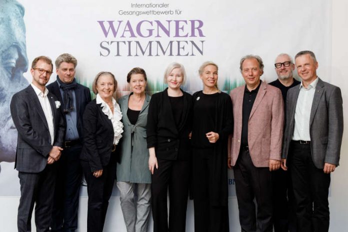 Johannes Graf-Hauber, Philipp Kochheim, Prof. Alessandra Althoff-Pugliese, Hedwig Fassbender, Laura Åkerlund, Nicole Braunger, Prof. Stephan Mösch, Peter Spuhler, Mathias Krahnert (Foto: Felix Grünschloß)