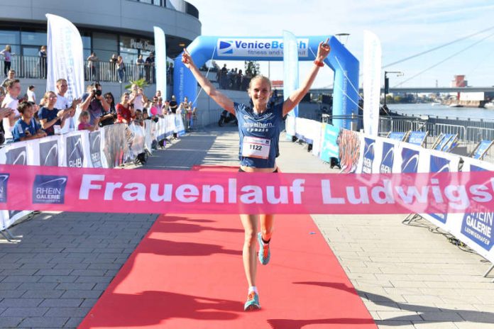 Siegerin Fabienne Amrhein beim Zieleinlauf (Foto: PIX Sportfotos)