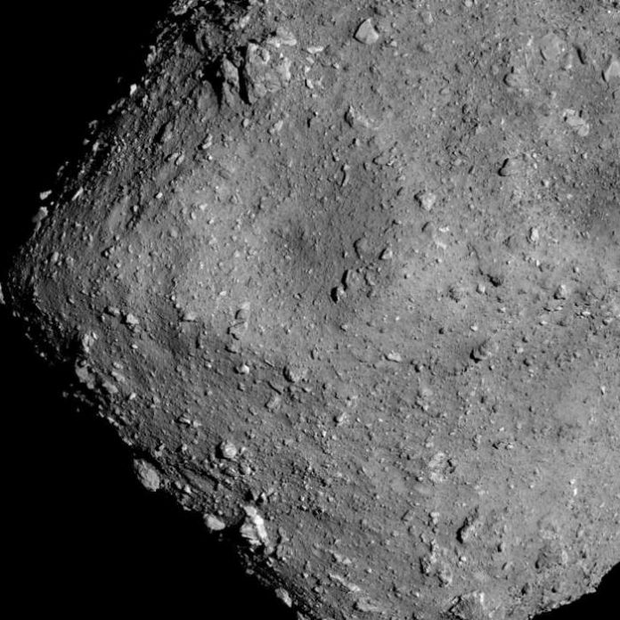 Asteroid Ryugu aus einer Höhe von sechs Kilometern aufgenommen mit der „Optical Navigation Camera - Telescopic (ONC-T)”. Bild vom 20. Juli 2018. Image credit: JAXA, University of Tokyo and collaborators.