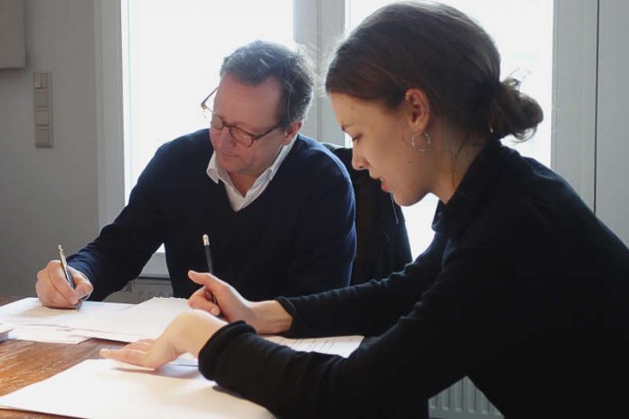 Paula Beer (Sabeth) und Matthias Brandt (Walter). (Foto: hr/Susann Schütz)