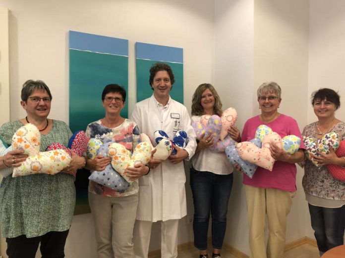 Petra Windisch, Edeltraud Stümper, Dr. Gregorios Zachariadis, Brigitte Maurer, Heike Wilhelm und Songül Seftkatli. (Foto: Klinikum Darmstadt GmbH) Petra Windisch, Edeltraud Stümper, Dr. Gregorios Zachariadis, Brigitte Maurer, Heike Wilhelm und Songül Seftkatli. (Foto: Klinikum Darmstadt GmbH)