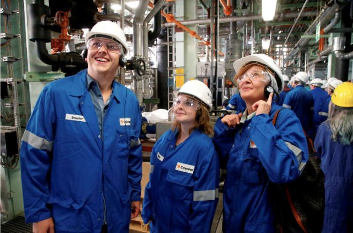 Erstmals zur Besichtigung geöffnet: Die Süßstoffproduktion bei Celanese. Die begeisterten Besucher Michael Sommer (v.l.), Laura Rado und Sonja Sommer folgen dem Audioguide. (Foto: Infraserv GmbH & Co. Höchst KG, 2018)