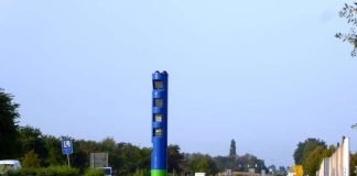 Mit fast vier Metern Höhe und einer blauen Lackierung sowie einem grünen Ring ist die neue Lkw-Maut- Kontrollsäule deutlich erkennbar und gut von Blitzern zu unterscheiden. (Foto: Stadtverwaltung Rheinstetten)