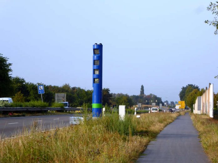 Mit fast vier Metern Höhe und einer blauen Lackierung sowie einem grünen Ring ist die neue Lkw-Maut- Kontrollsäule deutlich erkennbar und gut von Blitzern zu unterscheiden. (Foto: Stadtverwaltung Rheinstetten) Mit fast vier Metern Höhe und einer blauen Lackierung sowie einem grünen Ring ist die neue Lkw-Maut- Kontrollsäule deutlich erkennbar und gut von Blitzern zu unterscheiden. (Foto: Stadtverwaltung Rheinstetten)