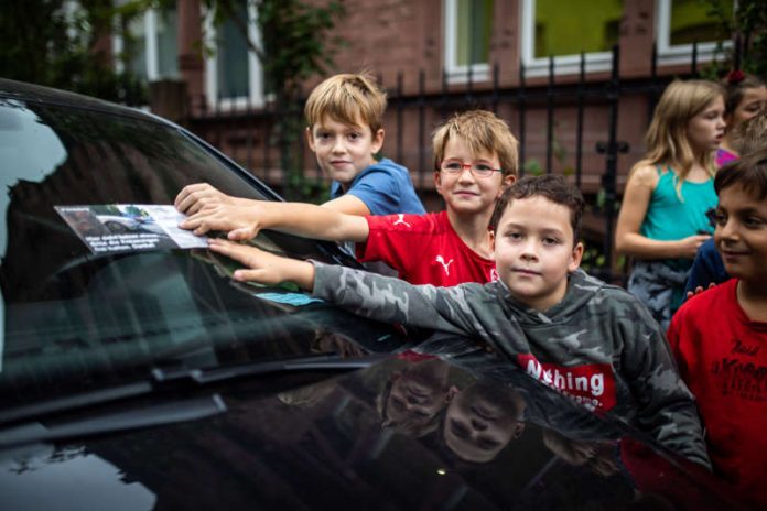 Mit dem „Denkzettel“ werden Falschparker daran erinnert, den Fünf-Meter-Bereich vor Kreuzungen und Einmündungen freizuhalten. (Foto: Tobias Dittmer) Mit dem „Denkzettel“ werden Falschparker daran erinnert, den Fünf-Meter-Bereich vor Kreuzungen und Einmündungen freizuhalten. (Foto: Tobias Dittmer)