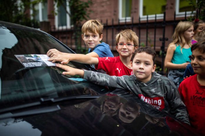 Mit dem „Denkzettel“ werden Falschparker daran erinnert, den Fünf-Meter-Bereich vor Kreuzungen und Einmündungen freizuhalten. (Foto: Tobias Dittmer)