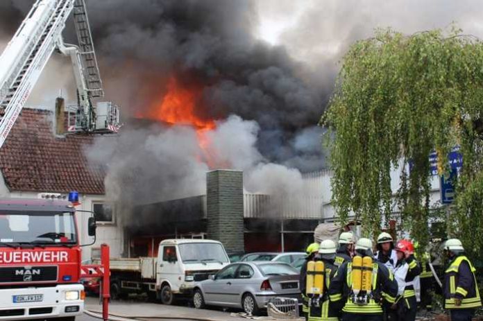 Am Donnerstag sind bei einem Feuer in der Werkstatthalle einer Autoverwertung drei Wohnhäuser in Mitleidenschaft gezogen worden.