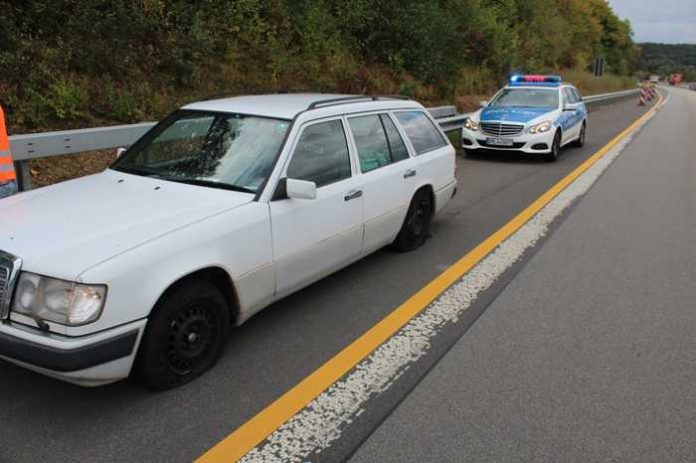 Beschädigter weißer Mercedes