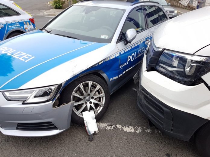 Streifenwagen mit Sondersignal in Unfall verwickelt Streifenwagen mit Sondersignal in Unfall verwickelt