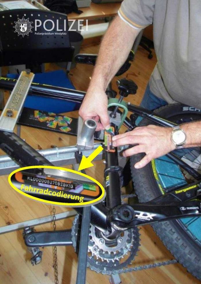 Fahrradcodierungen in Form von Zahlen-Buchstaben-Kombinationen helfen einerseits, Diebe abzuschrecken, und andererseits, ein gestohlenes Rad seinem Eigentümer wieder zuzuordnen. Fahrradcodierungen in Form von Zahlen-Buchstaben-Kombinationen helfen einerseits, Diebe abzuschrecken, und andererseits, ein gestohlenes Rad seinem Eigentümer wieder zuzuordnen.