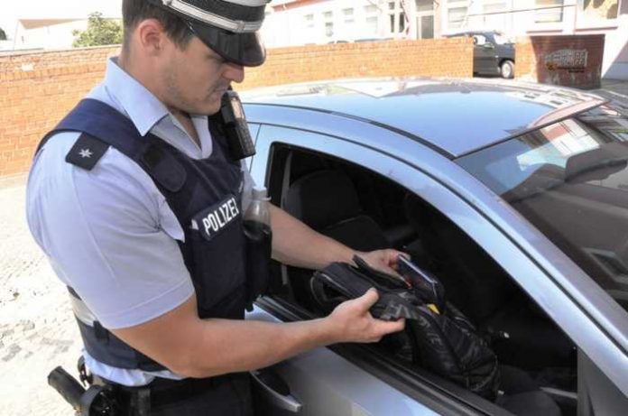 Immer wieder stellen Polizeibeamte im Stadtgebiet geparkte Autos fest, die unverschlossen abgestellt sind - manchmal sogar mit offener Scheibe und Handtasche auf dem Beifahrersitz. Auf diese Art wird Dieben die Beute quasi “auf dem Silbertablett” serviert… Immer wieder stellen Polizeibeamte im Stadtgebiet geparkte Autos fest, die unverschlossen abgestellt sind - manchmal sogar mit offener Scheibe und Handtasche auf dem Beifahrersitz. Auf diese Art wird Dieben die Beute quasi “auf dem Silbertablett” serviert…