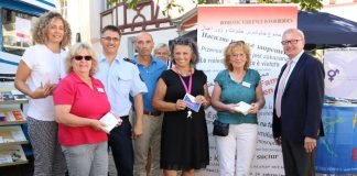 Beim Aktionstag gegen häusliche Gewalt auf dem Alzeyer Roßmarkt stellten Vertreterinnen und Vertreter von Beratungsstellen und Institutionen aus dem Landkreis Alzey-Worms ihr Angebot vor. Landrat Ernst Walter Görisch (r.) hatte die Schirmherrschaft übernommen. (Foto: Simone Stier)