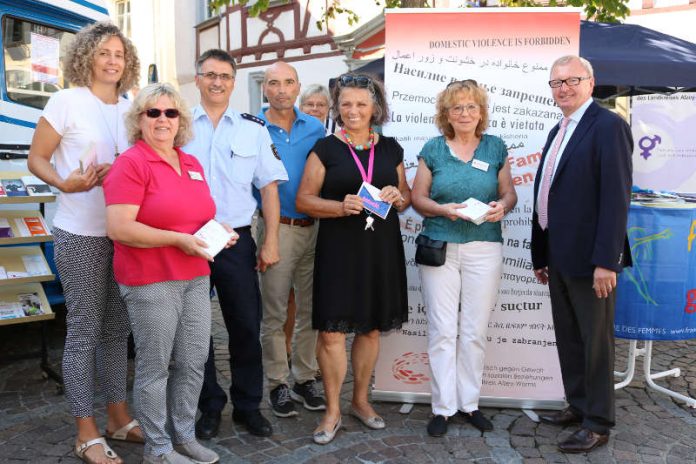 Beim Aktionstag gegen häusliche Gewalt auf dem Alzeyer Roßmarkt stellten Vertreterinnen und Vertreter von Beratungsstellen und Institutionen aus dem Landkreis Alzey-Worms ihr Angebot vor. Landrat Ernst Walter Görisch (r.) hatte die Schirmherrschaft übernommen. (Foto: Simone Stier)