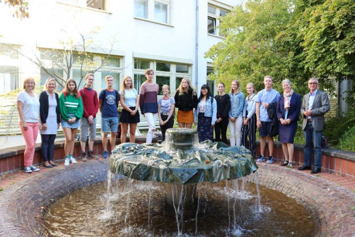 Der Erste Kreisbeigeordnete Gerhard Seebald (r.) empfing die Schülergruppe aus Schweden in der Kreisverwaltung. (Foto: Simone Stier)