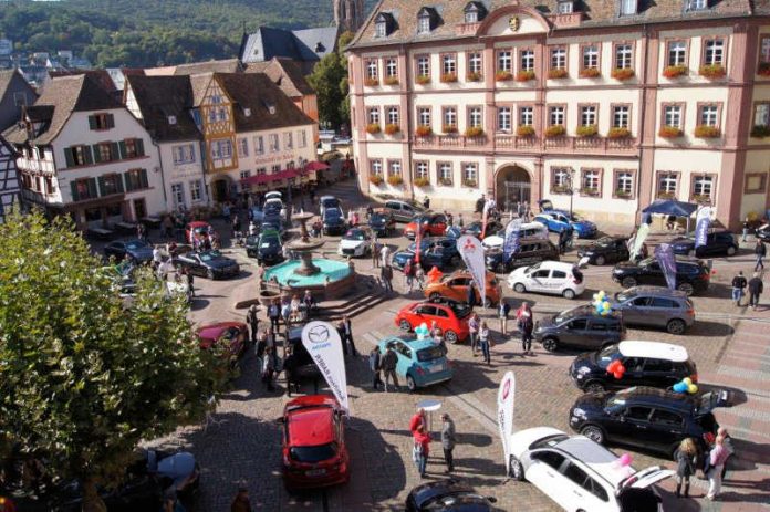 Großer Autosalon auf dem Marktplatz (Foto: WEG Neustadt)