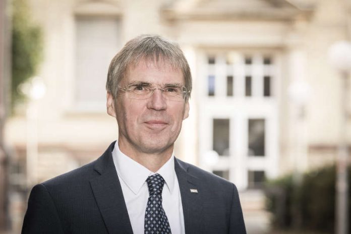 Für weitere sechs Jahre Präsident des KIT: Professor Holger Hanselka (Foto: Markus Breig, KIT) Für weitere sechs Jahre Präsident des KIT: Professor Holger Hanselka (Foto: Markus Breig, KIT)