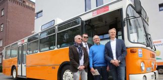 Reinhold Sturny (2. Vorsitzender Oldiebus-Club Wiesbaden), Jörg Gerhard (ESWE Verkehr-Geschäftsführer), Rudi Thoma (Chef-Restaurator des Oldie-Busses), Christian Weger (Schriftführer Oldiebus-Club Wiesbaden) Foto: Detlef Gottwald