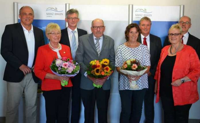 v.l.n.r.: Bürgermeister der Gemeinde Jugenheim Herbert Petri, Gudrun Schick, Bürgermeister der VG Nieder-Olm Ralph Spiegler, Wendelin Sieben, Ulrike Biglari, SPD-Gemeinderatsmitglied Klaus Wilms (Sörgenloch), Landrätin Dorothea Schäfer, Bürgermeister der Gemeinde Sörgenloch Dr. Frieder März. Copyright: Kreisverwaltung Mainz-Bingen.