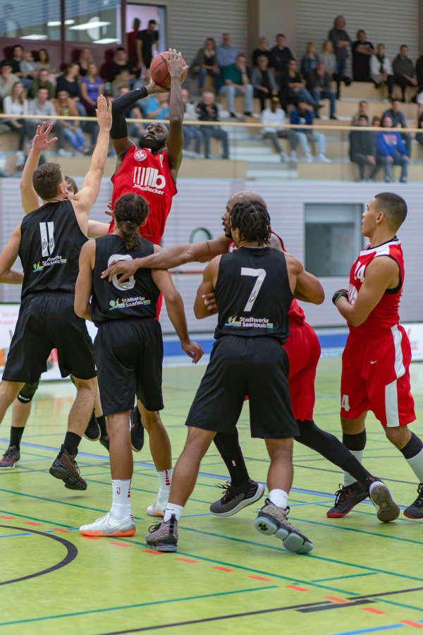 Für die Lautrer (hier Aaron Ellis) war das Durchkommen gegen Saarlouis an diesem Tag schwer. (Foto: Michael Schmitt)