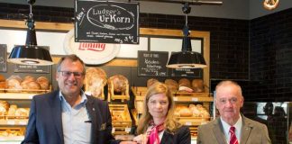 Prokuristin Sabine Harter übergibt im Namen von Ludger Lüning die Spenden- schecks an Oberbürgermeister Thomas Feser (li.) und den Vorsitzenden des Ar- beitskreises Jüdischen Bingen, Hermann-Josef Gundlach. Foto: Stadt Bingen