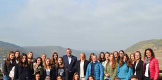 Das gemeinsame Gruppenfoto mit Oberbürgermeister Thomas Feser, den Schülern und Vertreterinnen beider Schulen gehört ebenfalls zum Programm des Austauschs. Foto: Stadt Bingen