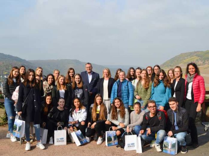 Das gemeinsame Gruppenfoto mit Oberbürgermeister Thomas Feser, den Schülern und Vertreterinnen beider Schulen gehört ebenfalls zum Programm des Austauschs. Foto: Stadt Bingen