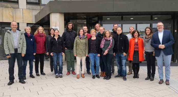 Oberbürgermeister Ralf Claus (ganz rechts) begrüßt die Klimaschutzmanager aus den umliegenden Städten und Kreisen. Foto: Anne Schuster, Energieagentur Rheinland-Pfalz.