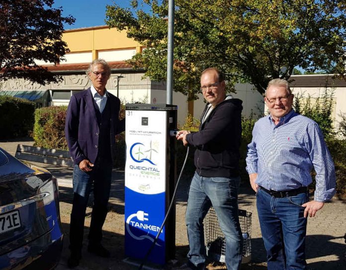 Der Initiator des Projekts, Bürgermeister Axel Wassyl (links) begrüßte gemeinsam mit QEO-Geschäftsführer Klaus Müller (rechts) den ersten Nutzer der Ladesäule, Michael Heckmann. (Foto: VG-Verwaltung Offenbach an der Queich)