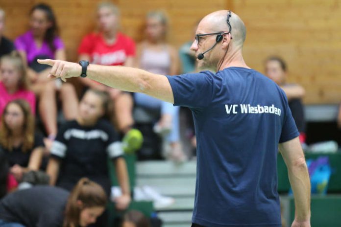 VCW-Chef-Trainer Dirk Groß sieht sein Team zusammenwachsen (Foto: Detlef Gottwald)