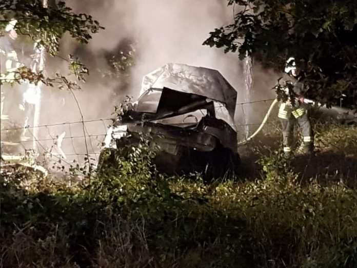 Die Feuerwehr löschte den Fahrzeugbrand (Foto: Feuerwehr Haßloch)