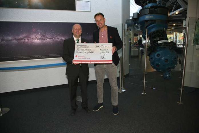 Kai Kemper, Vorstandsmitglied der Mannheimer Runde, (rechts) überreicht Dr. Christian Theis, dem Direktor des Planetarium Mannheim, einen Spendenscheck in Höhe von 5.000 €. Bildnachweis: Planetarium Mannheim