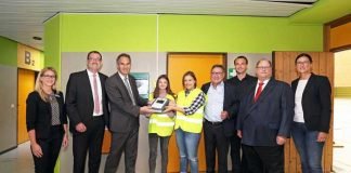 Symbolische Übergabe des Defibrillators (v.l.n.r.): Sparkassen-Niederlassungsleiterin Bianca Bauchhenß, Vorstand der Sparkassenstiftung Frank Jäckle, Landrat Dietmar Seefeldt, Schülerinnen des Pamina-Schulzentrums, Kreisbeigeordneter Bernd E. Lauerbach, Schulleiter Simon Lietzmann, DRK-Geschäftsführer Bernd Fischer und die stv. Schulleiterin der Realschule plus Magdalena Mayer. Foto: Norman Krauß.