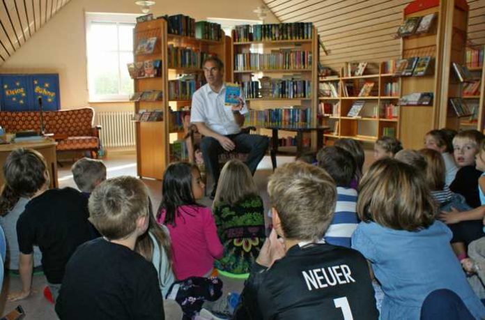 Landrat Dietmar Seefeldt las den Kindern aus dem Buch “Tina Tortellini und der Ferienschreck” vor - Quelle: Kreisverwaltung Südliche Weinstraße