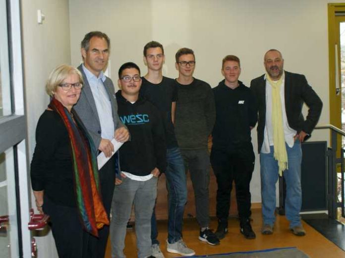 Künstlerin Brigitte Sommer, Landrat Dietmar Seefeldt, die Schüler des Alfred-Grosser Gymnasiums und Schulleiter Pete Allmann bei der Projektvorstellung (v.l.n.r.).