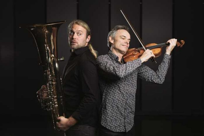 Die Gegensätzlichkeit des Klangs lassen das Konzert „Stradihumpa“ mit Andreas Martin Hofmeir (Tuba) und Benjamin Schmid (Violine) zu einem Erlebnis werden. (Foto: Wolfgang Lienbacher)