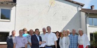 Landrat Christian Engelhardt übergibt den Vertreterinnen und Vertretern der Gemeinde Birkenau den Förderbescheid für den Umbau der Mehrzweckhalle in Hornbach.