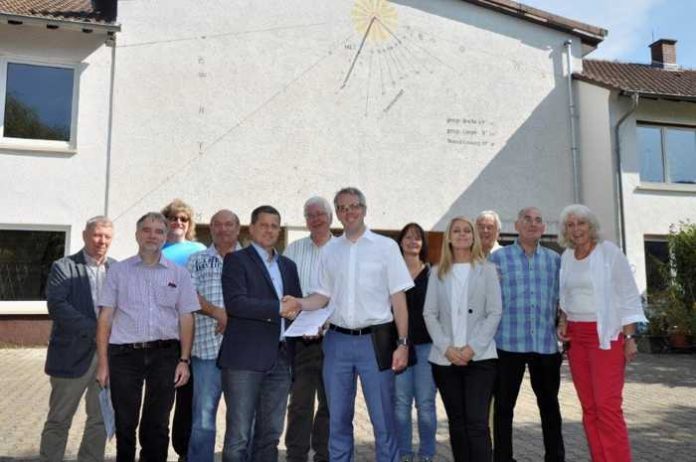 Landrat Christian Engelhardt übergibt den Vertreterinnen und Vertretern der Gemeinde Birkenau den Förderbescheid für den Umbau der Mehrzweckhalle in Hornbach.