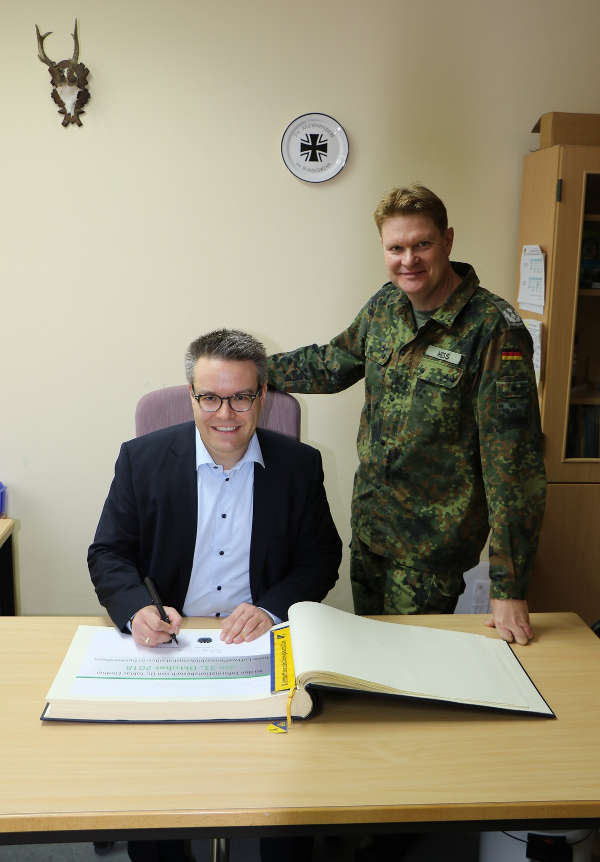 MdB Dr. Lindner und Oberstleutnant Martin Hess (Foto: Bundeswehr)