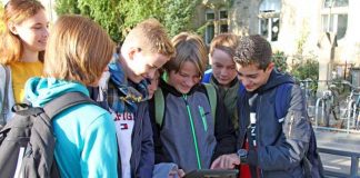 Stadtführung 2.0: Bei der „CityMission“ der Aventurebox Karlsruhe und des KVV erkundeten heute sechs Schulklassen – hier Schüler der achten Klasse von der Realschule Neureut – mittels Tablet besondere Orte der Fächerstadt und lösten bei dem interaktiven Live-Spiel spannende Rätselaufgaben (Fotos: KVV).