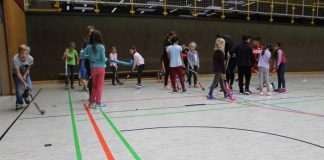 Kinder in der Weststadthalle beim Hockey-Training mit der DJK-SSG Bensheim