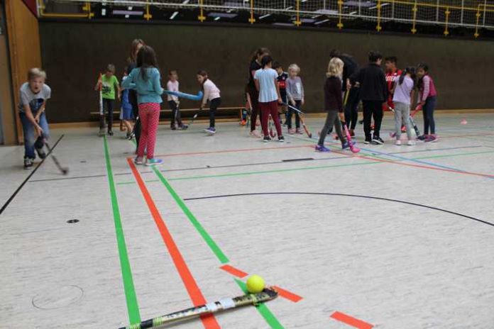 Kinder in der Weststadthalle beim Hockey-Training mit der DJK-SSG Bensheim