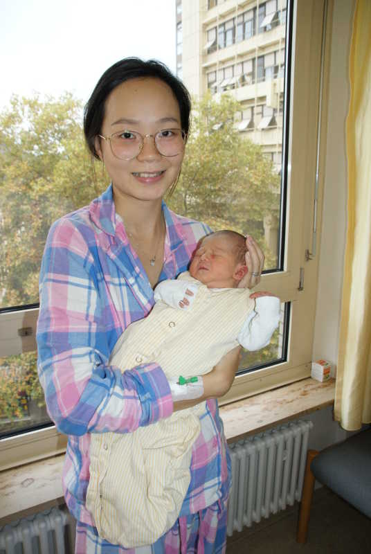 Jun Wang mit ihrer kleinen Tochter Carla