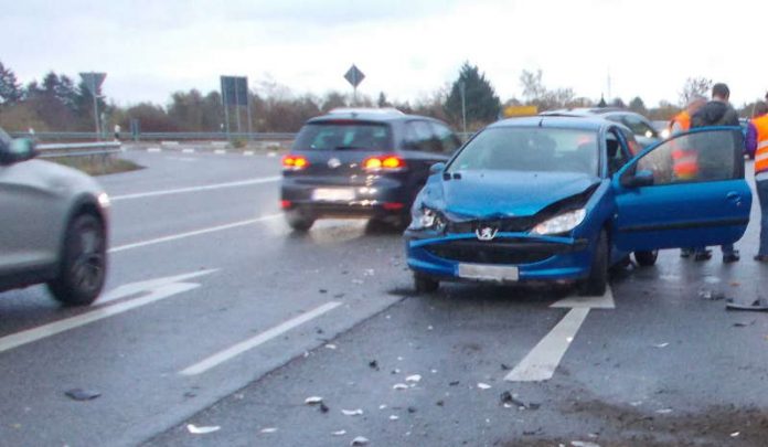 Zu schnell auf B38 aufgefahren und mit Gegenverkehr kollidiert (Foto: Polizei RLP)