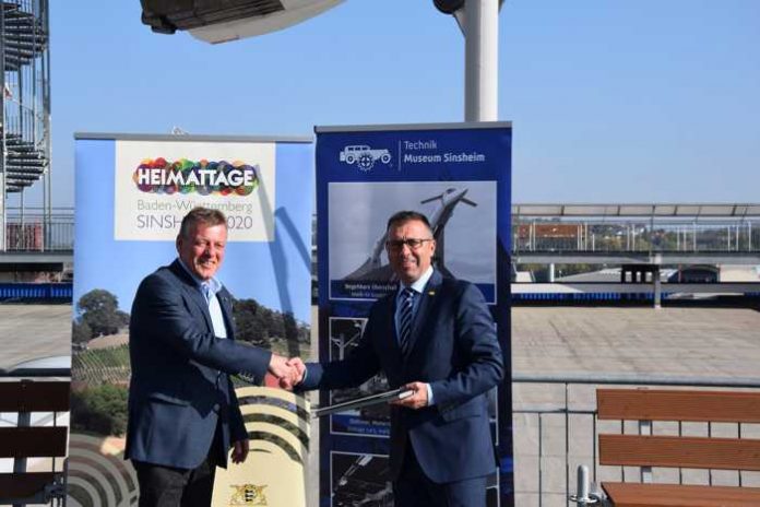 Per Handschlag besiegeln Michael Walter von der Geschäftsleitung des Technik Museums Sinsheim und Oberbürgermeister Jörg Albrecht (rechts) ihre Zusammenarbeit - Foto: Stadt Sinsheim