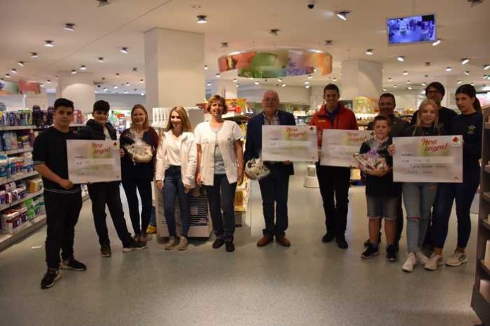 Vier ehrenamtlichen Organisationen, darunter auch das Jugendhaus Sinsheim, erhielten einen Spendenscheck aus der Aktion „Herz zeigen!“