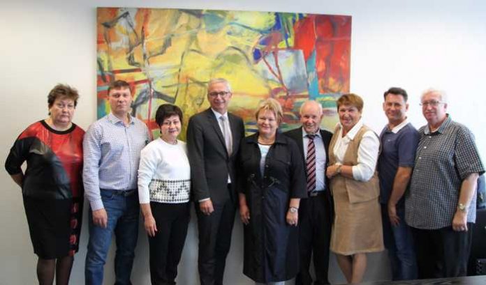 Landrat Dr. Christoph Schnaudigel (4.v.l.) tauschte sich mit einer Delegation aus Gatschina aus, der neben Landrätin Elena Ljubuschkina (Bildmitte) und ihrem Stellvertreter auch Leiter von Einrichtungen der Behindertenhilfe und Kliniken angehörten.